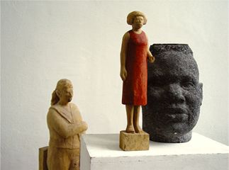 Junge Frau, 95 x 38 x 40 cm - Frau mit rotem Kleid, 44 x 10 x 7 cm - Birne, bemalt - Kopf Hakim, 35 x 25 x 28 cm, Basalt